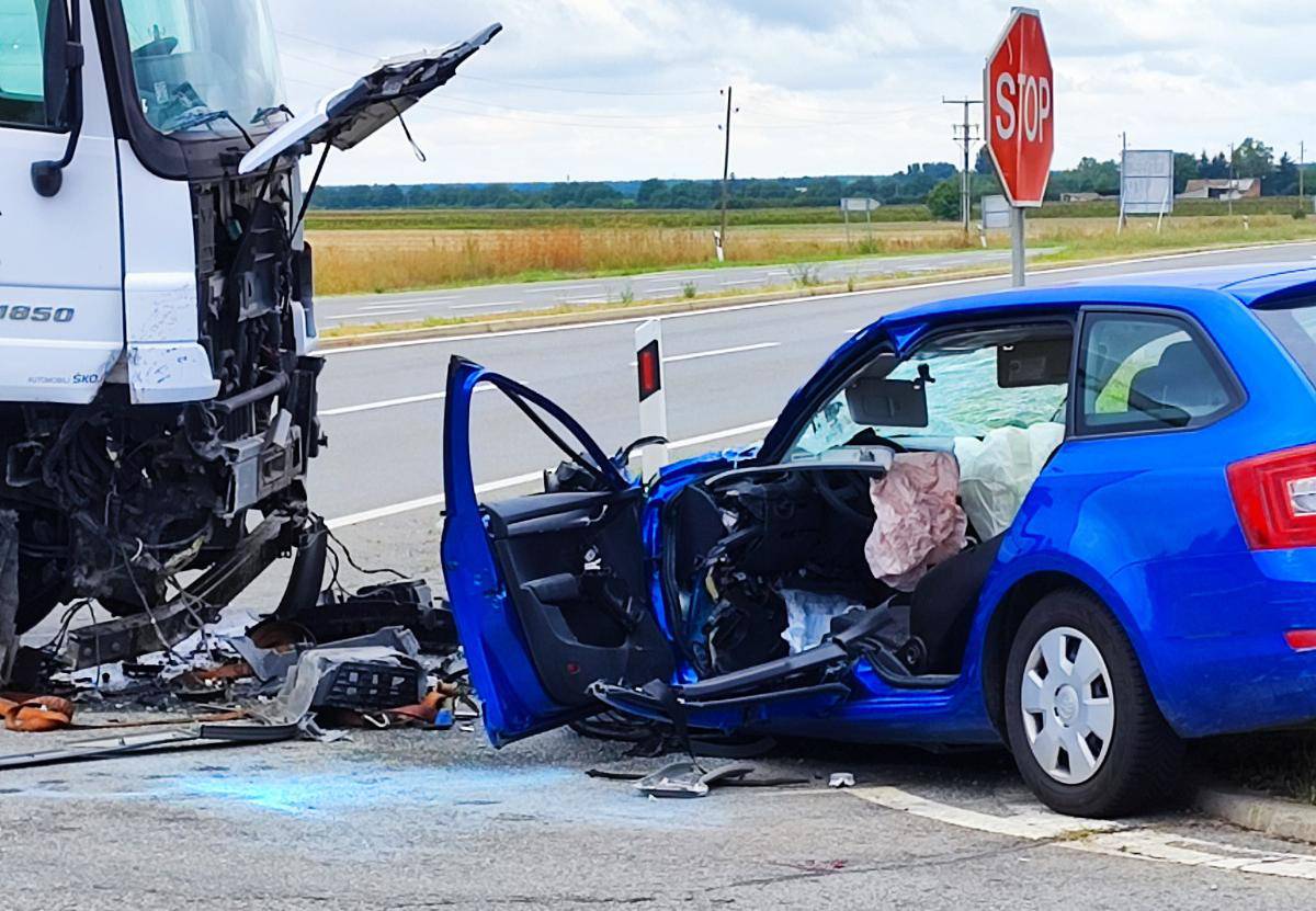 VIDEO Strašan sudar kamiona i auta kod Osijeka: Vozača (36) bez svijesti prevezli u bolnicu