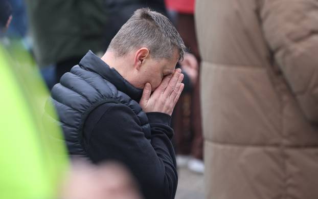 Zagreb: Interventna policija osigurava molitelje na glavnom Trgu