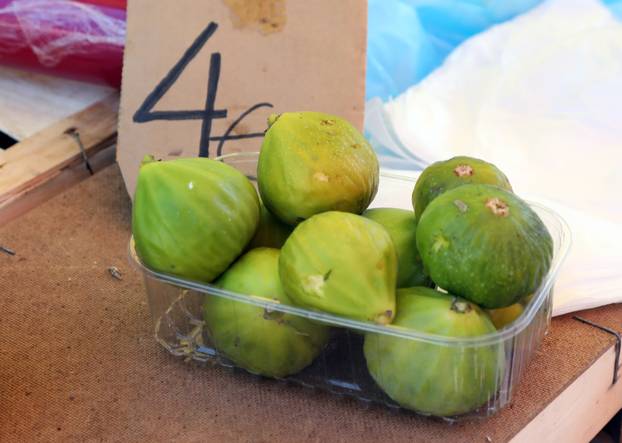 Šibenik: Na tržnicu stigle smokve po cijeni od 4-6 eura po kilogramu