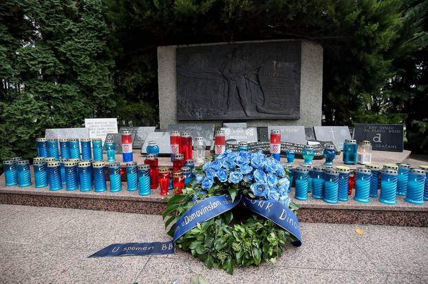 Zagreb: Igrači Dinama zapalili svijeće na spomeniku poginulim navijačima u Domovinskom ratu