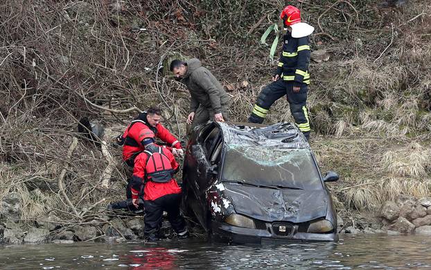 Zagreb: Vatrogasci kod podsusedskog mosta izvukli automobil  iz Save