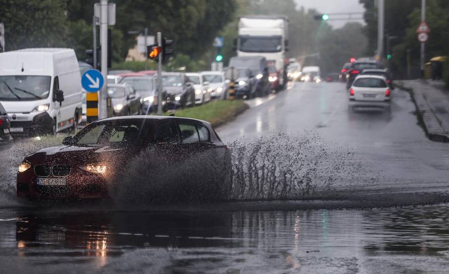 Zagreb: Jako nevrijeme zahvatilo grad