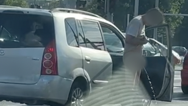 Bizarna snimka: Izašao iz auta nasred ceste i počeo urinirati