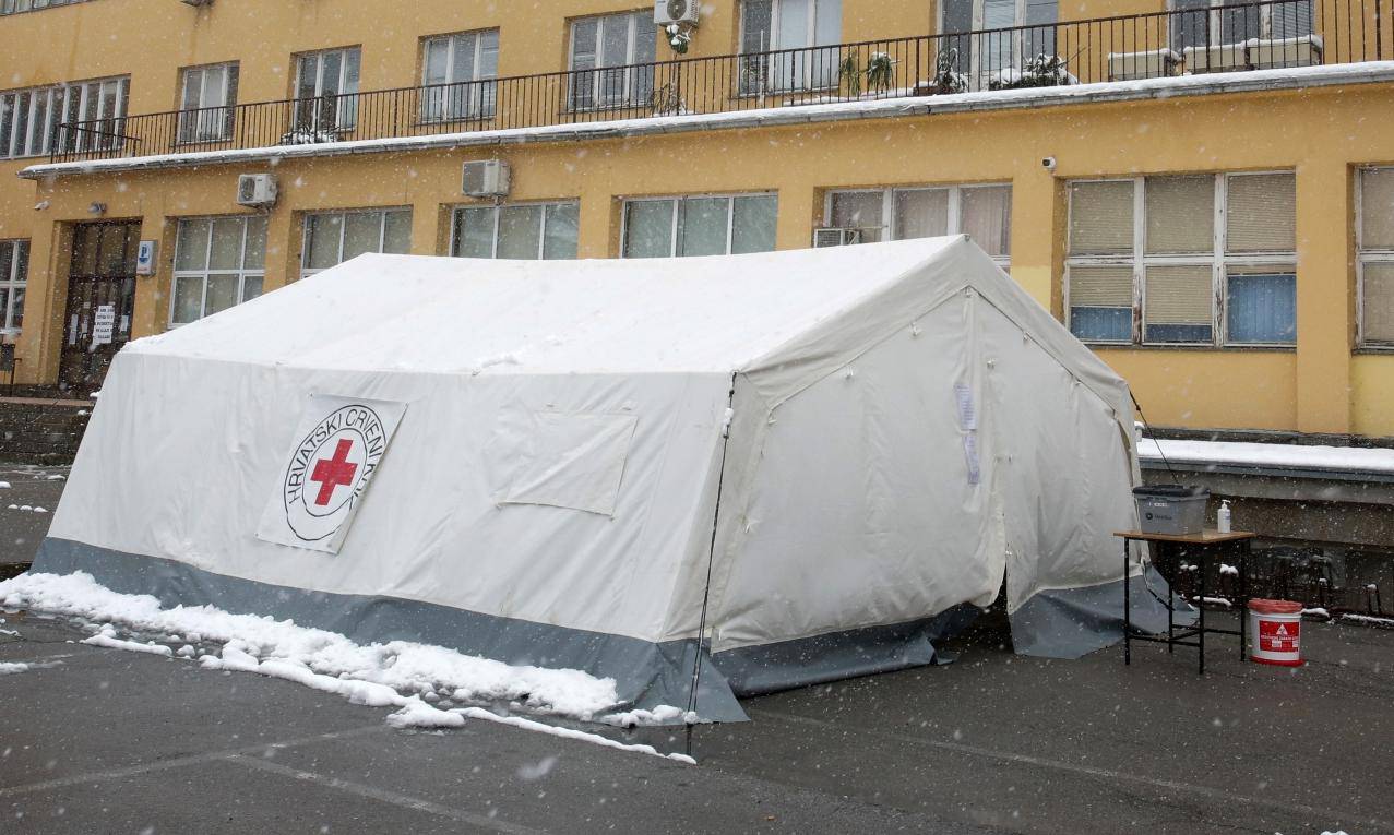 Osijek: Pred Domom zdravlja postavljen šator s ambulantom za COVID-19