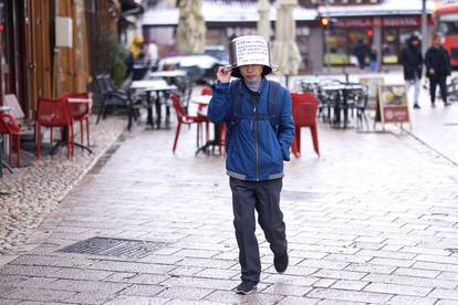 Sarajevo: Kinez se loncem štiti od elektromagnetskog zračenja
