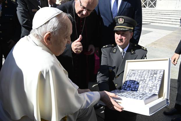 Ministar obrane Mario Banožić na audijenciji Svetog Oca u Vatikanu
