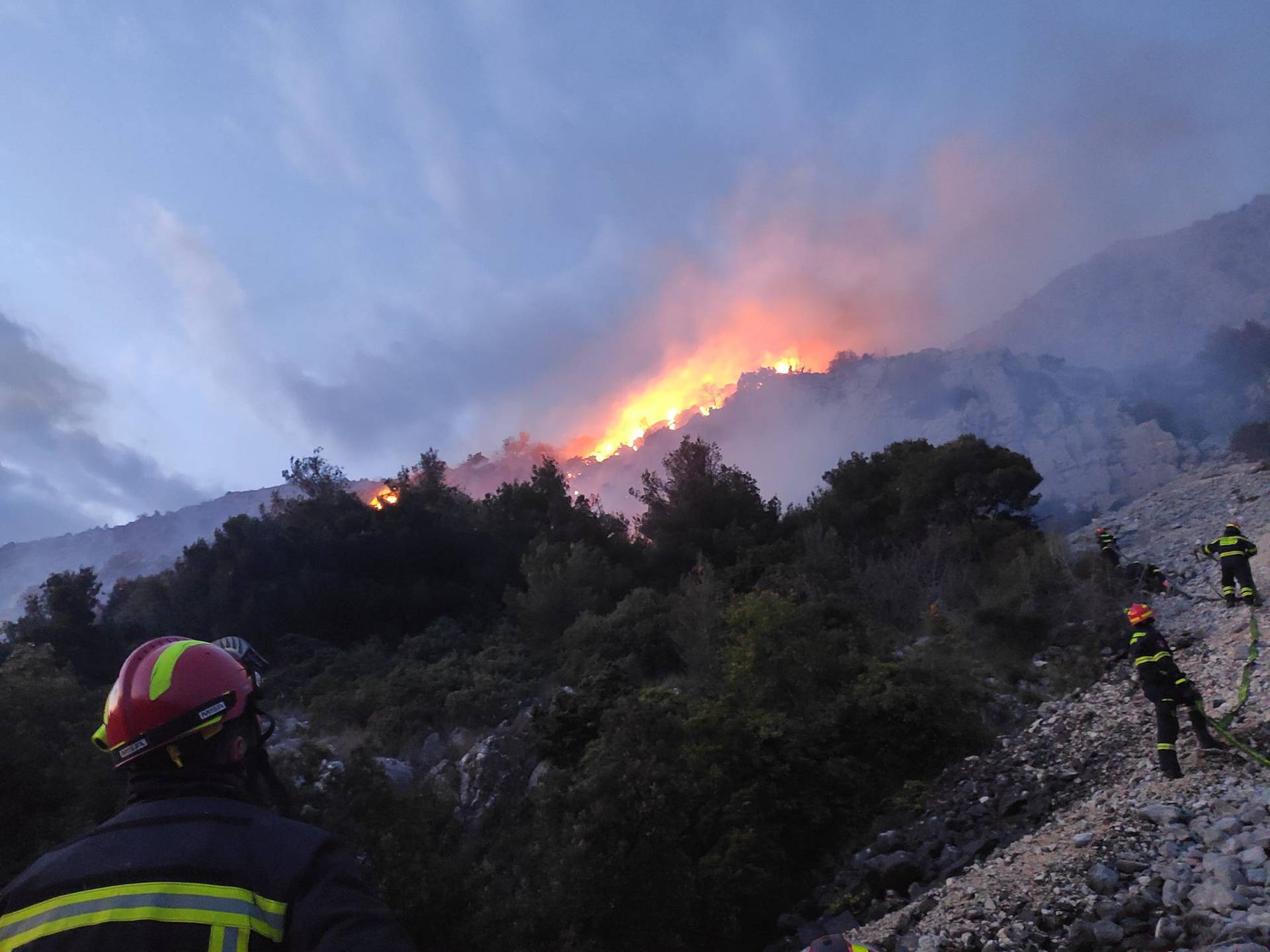 Požari na makarskom području još su aktivni: Bura sve otežava