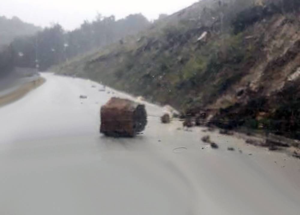 Vozači oprez! Kamene gromade padaju na ceste po Dalmaciji