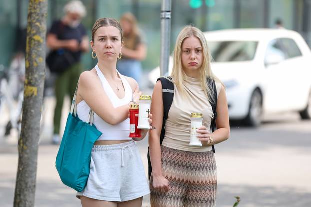 Graz: Dan nakon pokolja u školi brojni građani i učenici polažu cvijeće i pale svijeće za ubijene