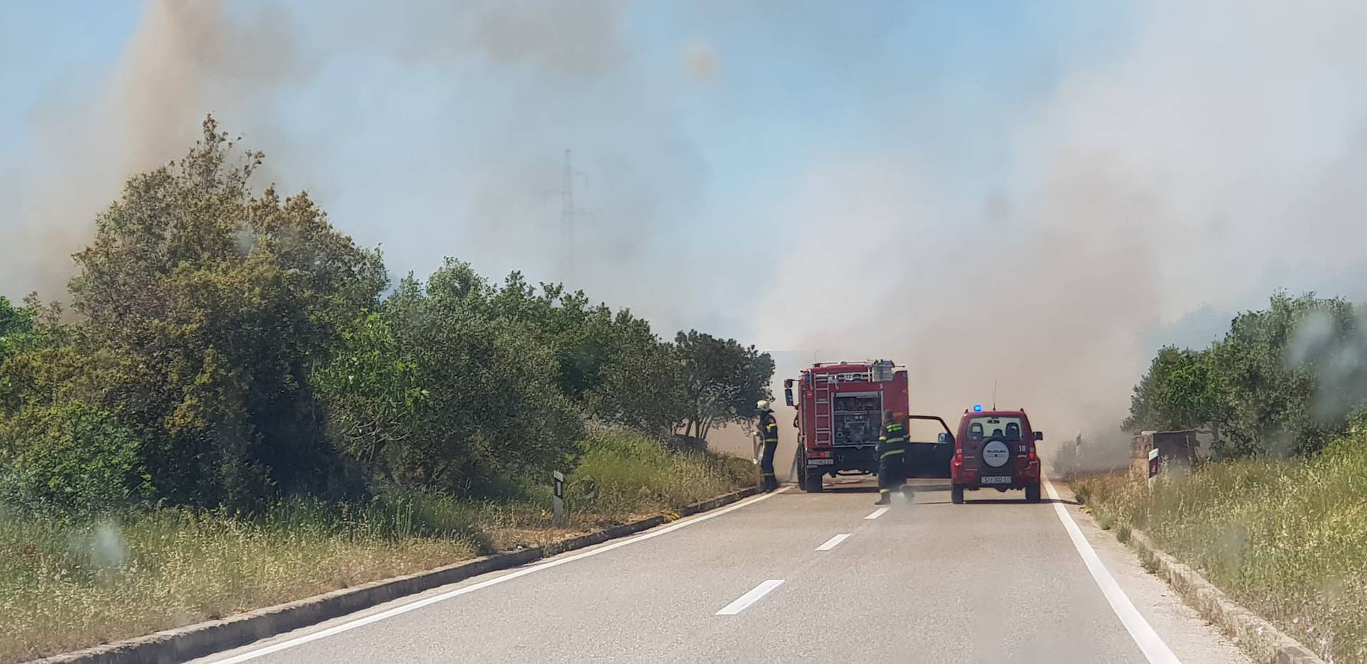 VIDEO Požar kod Šibenika,  zatvorili ceste: 'Vjetar je jak'