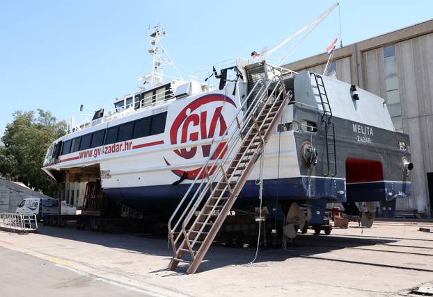 Ošte?eni katamaran Melita dotegljen u šibensko brodogradilište Iskra