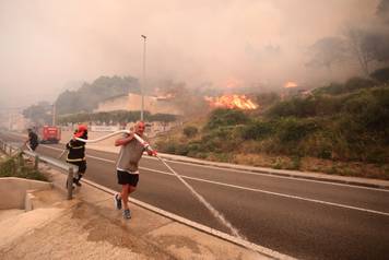 Buknuo veliki požar u Pisku, vatra došla do kuća