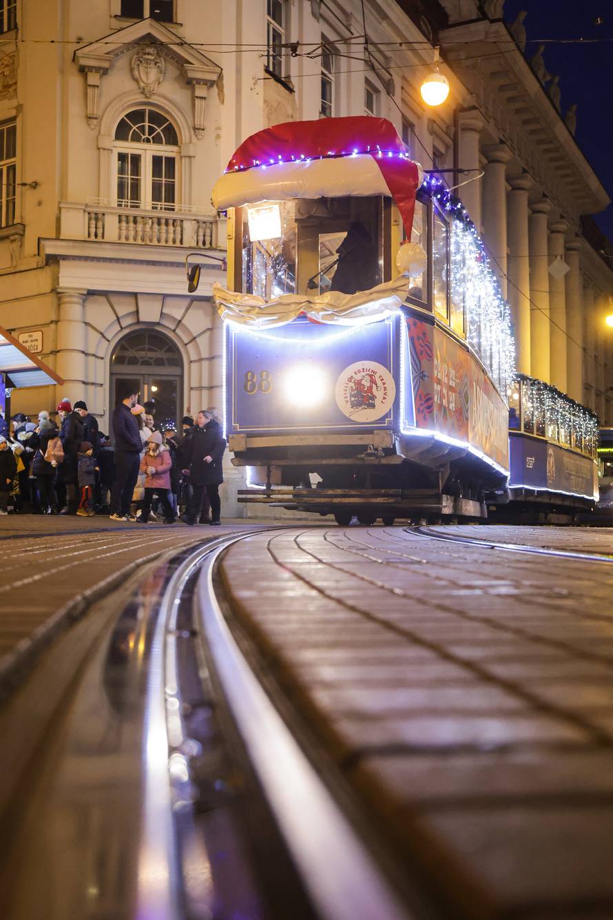 Zagreb: Veseli božićni tramvaj vozi centrom grada