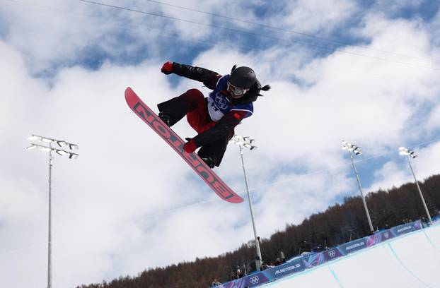 FOTO Užas na Zimskim igrama! Kineska snowboarderica pala na glavu. Nije se mogla micati