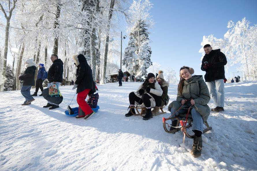 Zagreb: Građani uživaju u suncem okupanom Sljemenu 