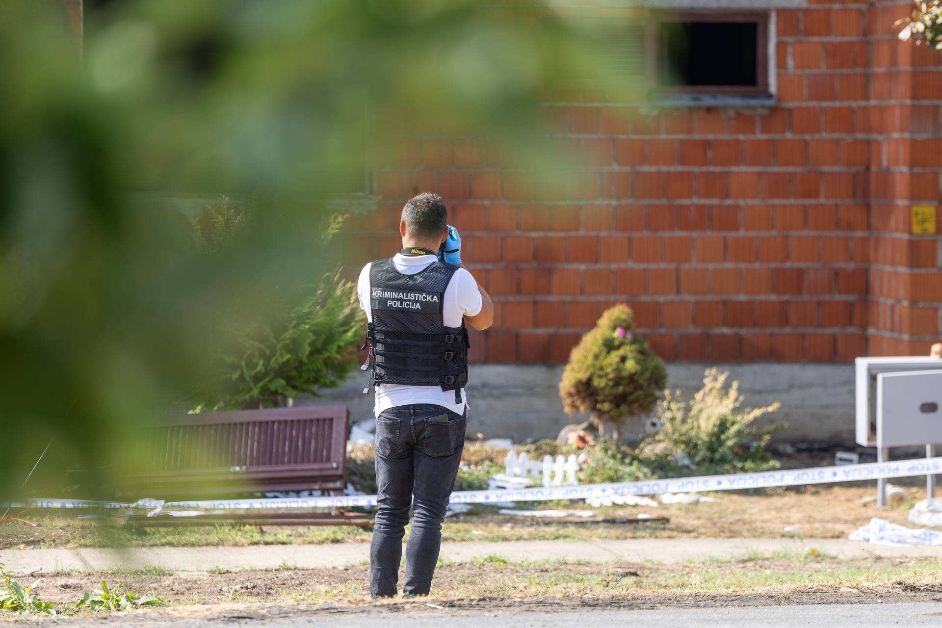 Tovarnik:  Zapalio dvije kuće, ranio policajca nožem, pa ga drugi policajac nastrijelio