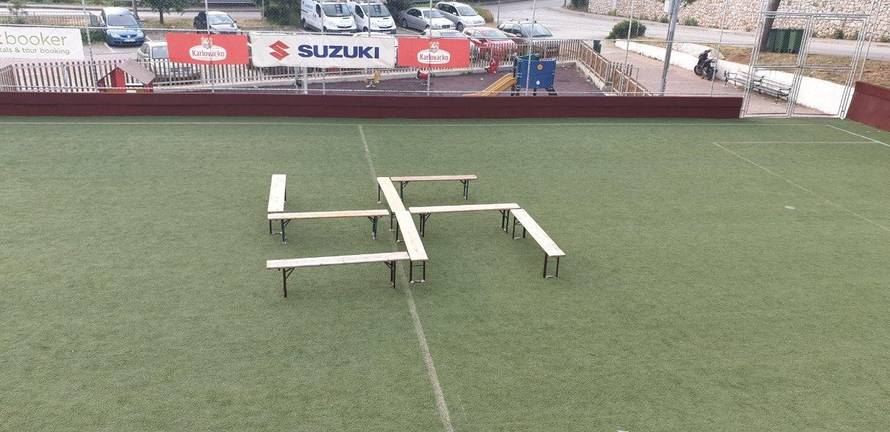 Policija traži 'autora' kukastog križa na terenu u Dubrovniku