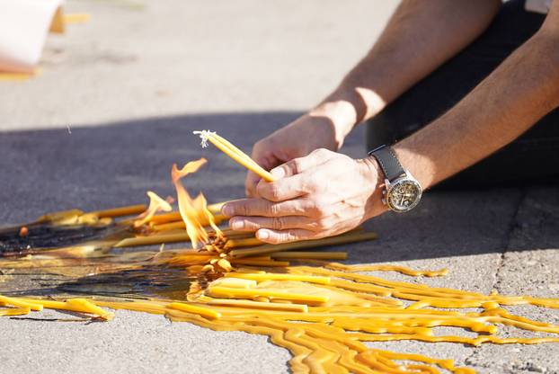 Novi Sad: Veliki broj građana od jutra dolazi odati počast poginulima u padu nadstrešnice