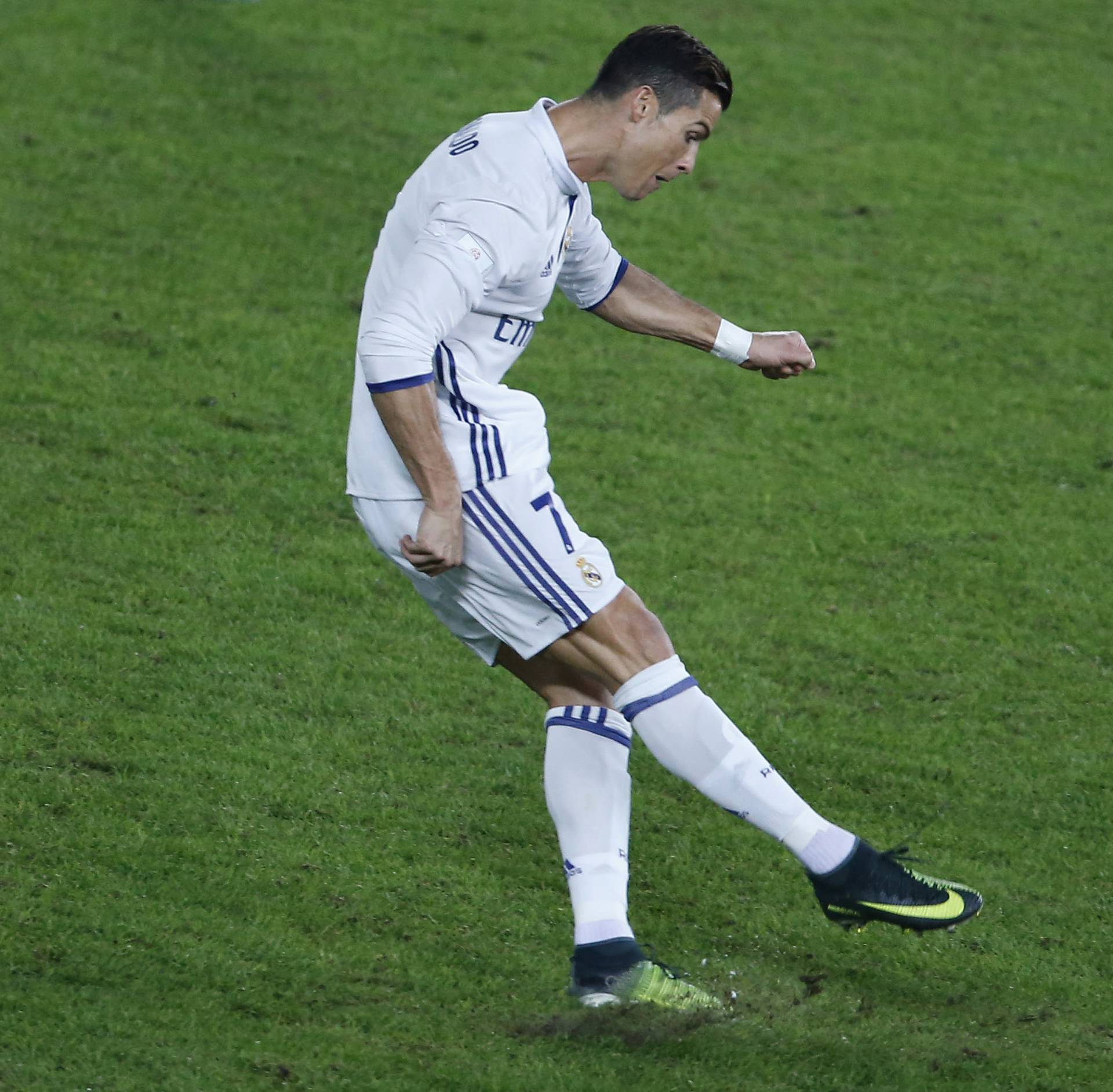 Real Madrid's Cristiano Ronaldo shoots with a free kick