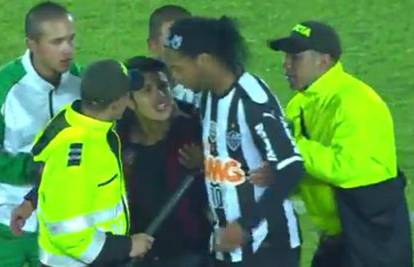 Prekinuo je utakmicu kako bi zagrlio svog idola Ronaldinha