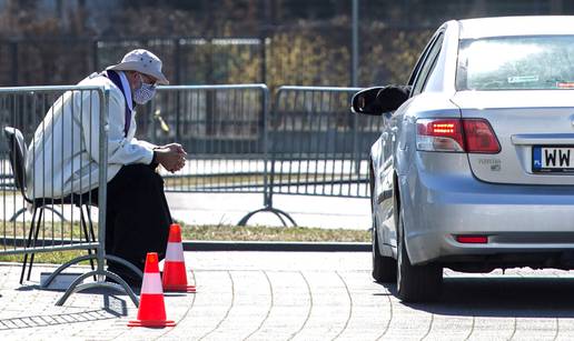 Poljski svećenik radi drive-in ispovijedi zbog korona virusa