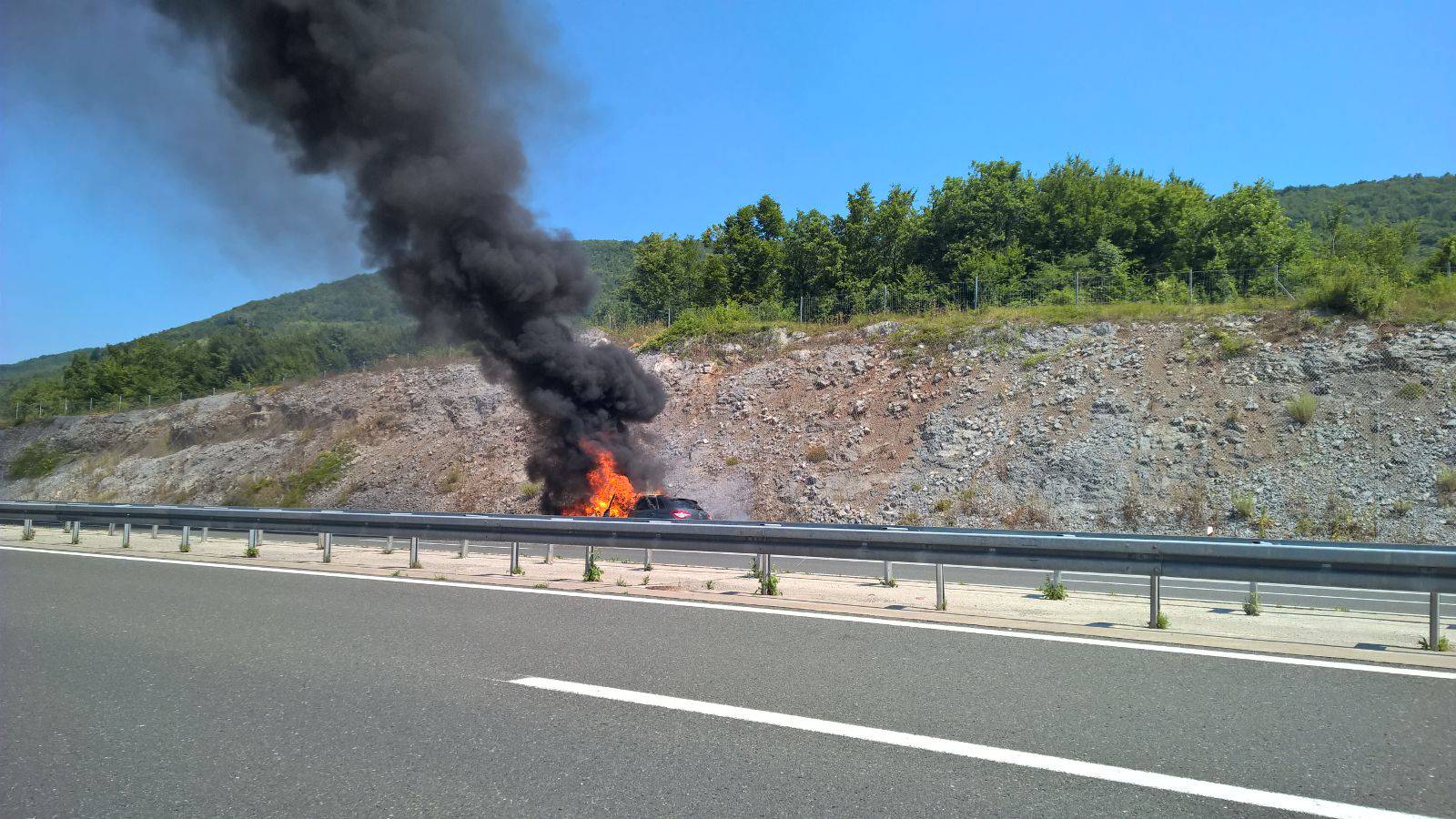 Planuo auto na autocesti A1: Citroen C4 je potpuno izgorio