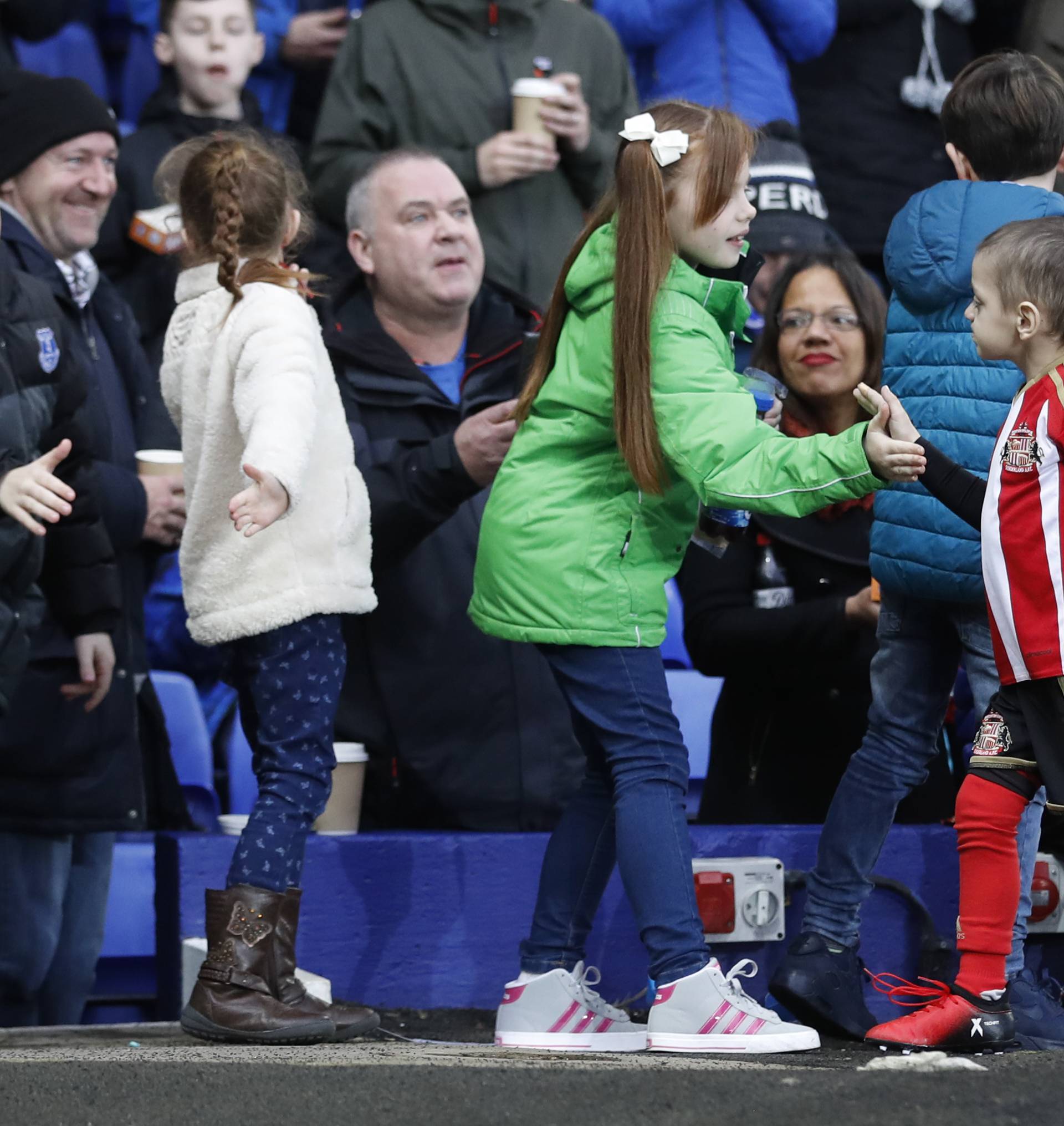 Young Sunderland fan Bradley Lowery shakes hands with a young Everton fan