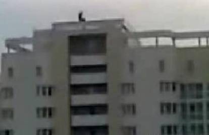 Dječak skočio sa nebodera, a hladni susjedi ga snimali!