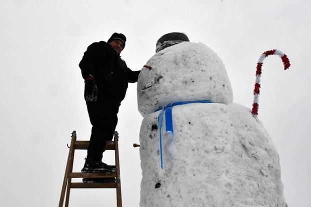 VIDEO Još jedan mega snjegović niknuo u Slavoniji. Visok je tri i pol metra i postao hit u Brodu