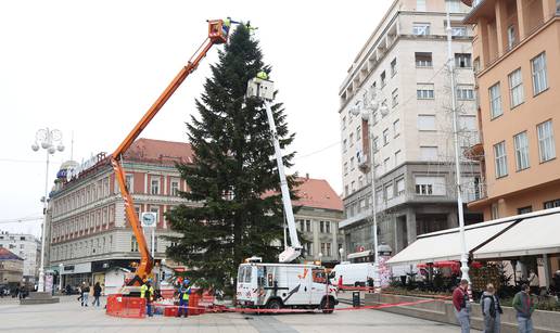 FOTO Pripreme za zagrebački Advent u punom jeku: Bor od 16 metara dobio je kuglice i ukrase