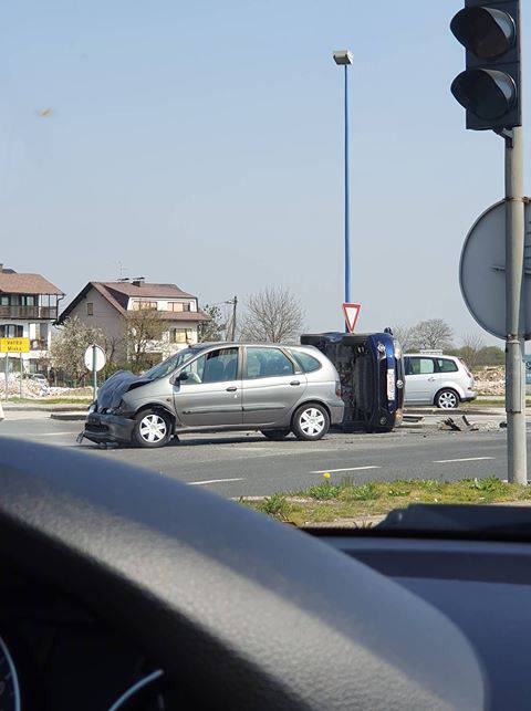 Auto završio na boku u Mlaki: Dvoje ljudi ozlijeđeno u sudaru