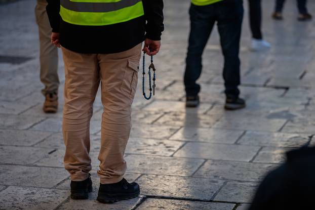 Molitelji su se okupili na Splitskom Peristilu