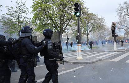 Ministar: U prosvjedima širom Francuske ozlijeđeno više od 1000 policajaca i vatrogasaca