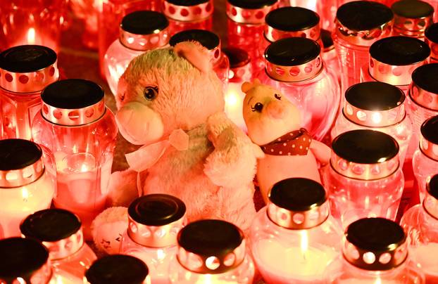 Zagreb: Građani i dalje obilaze osnovnu školu kako bi upalili svijeće na školskom igralištu