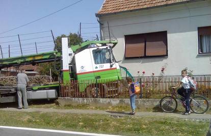 Pretjecao auto pa se zabio u kamion i završio u ogradi