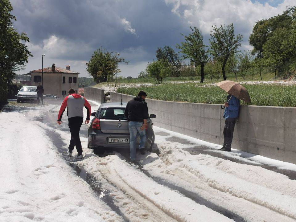 Nevrijeme poharalo Istru: 'Kao da je mećava zatrpala ceste...'