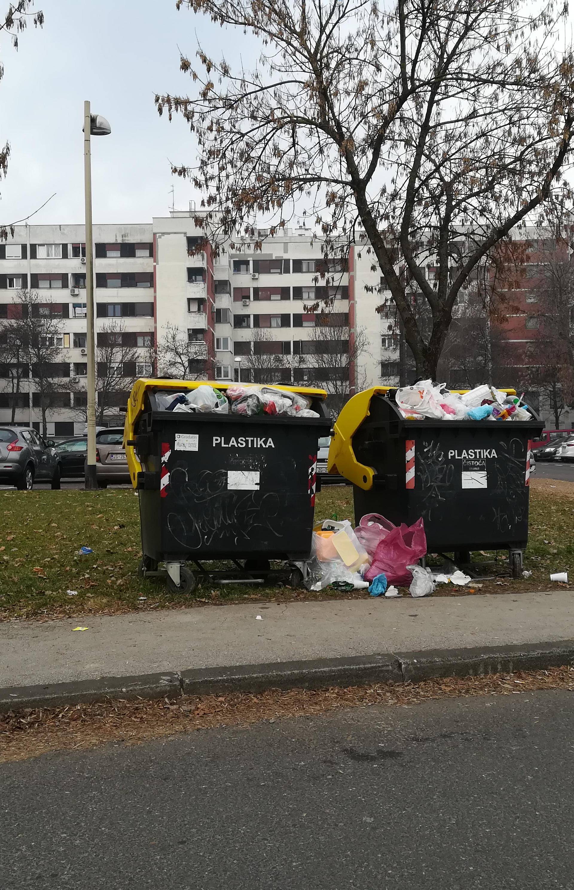 Nered u Zagrebu: Plaćamo da netko preuzme plastični otpad