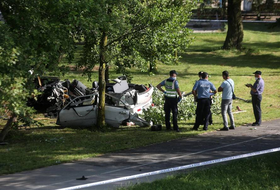 Zagreb: Na Jarunuskom jezeru automobilom se zaletio u stup i poginuo