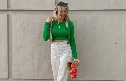 Jednostavne bijele traperice uz majicu i vestu zelenog tona