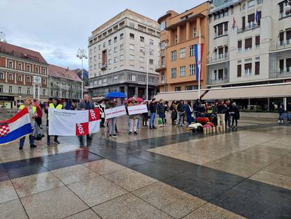 Kleče, mole, snimaju... Muška molitva na trgovima diljem Hrvatske, stigli i prosvjednici