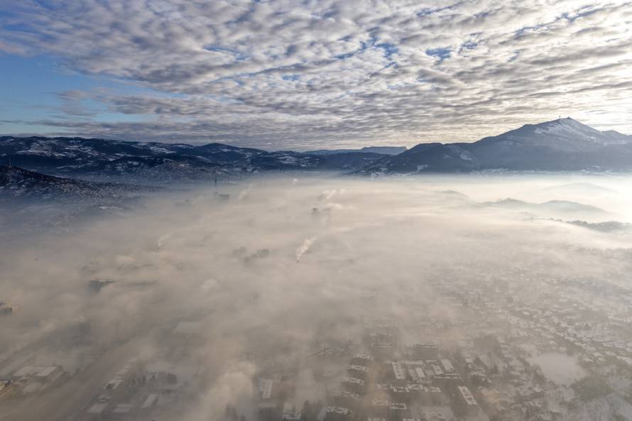 Pogled iz zraka na Sarajevo obavijeno maglom i smogom