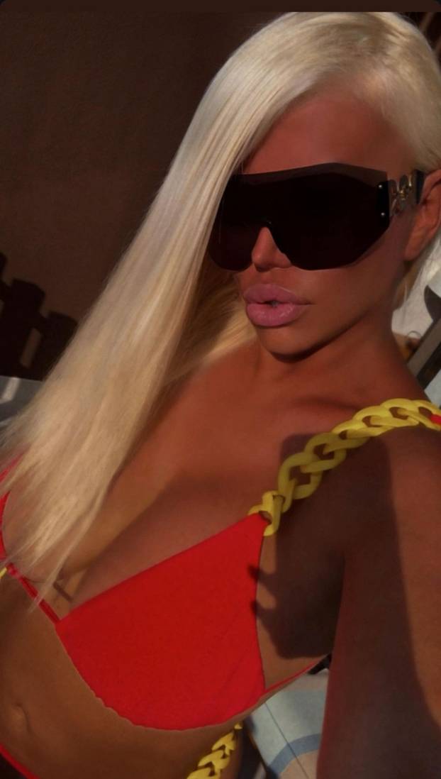 Vrući kadrovi srpske pjevačice: Ljetuje u Grčkoj, u Areni Zagreb dobila spermu od lososa za dar