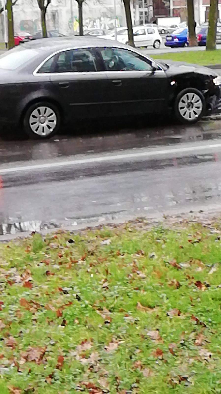 Zbog kiše kaos na cesti: Sudar dva auta, čovjek lakše ozlijeđen