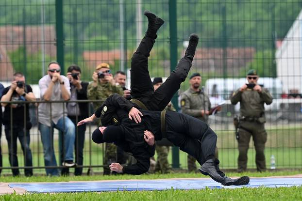 FOTO Pogledajte vježbe HV-a i policije u Okučanima: Borbe, eksplozija i skok padobranom!