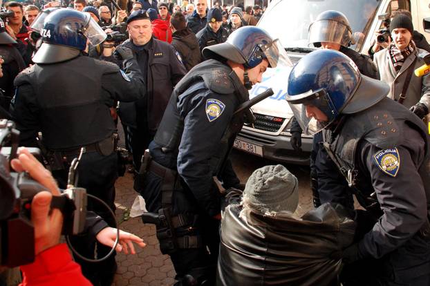 ARHIVA: Zagreb: Na prosvjedu protiv EU policija grubo privela nekolicinu prosvjednika