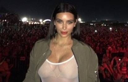 U prozirnom topu pred 100.000 ljudi Kim istaknula bujne grudi