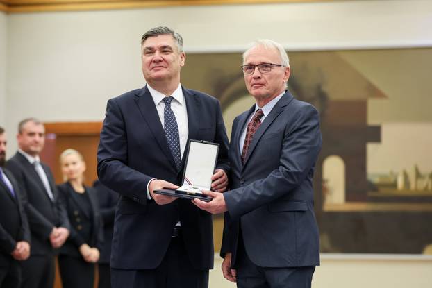 Zagreb: Zoran Milanović uručio odlikovanja i priznanja zaslužnim pojedincima i organizacijama iz područja kulture, znanosti, sporta i gospodarstva