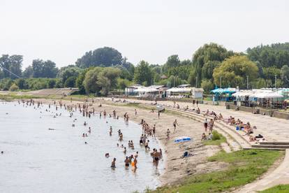 FOTO Spas od paklenog vala mnogi su potražili u rijekama i morima: Plaže krcate turistima