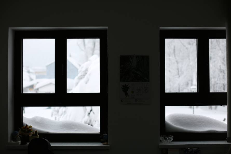 Zameteni u Delnicama: Nanosi snijega do balkona na 1. katu!