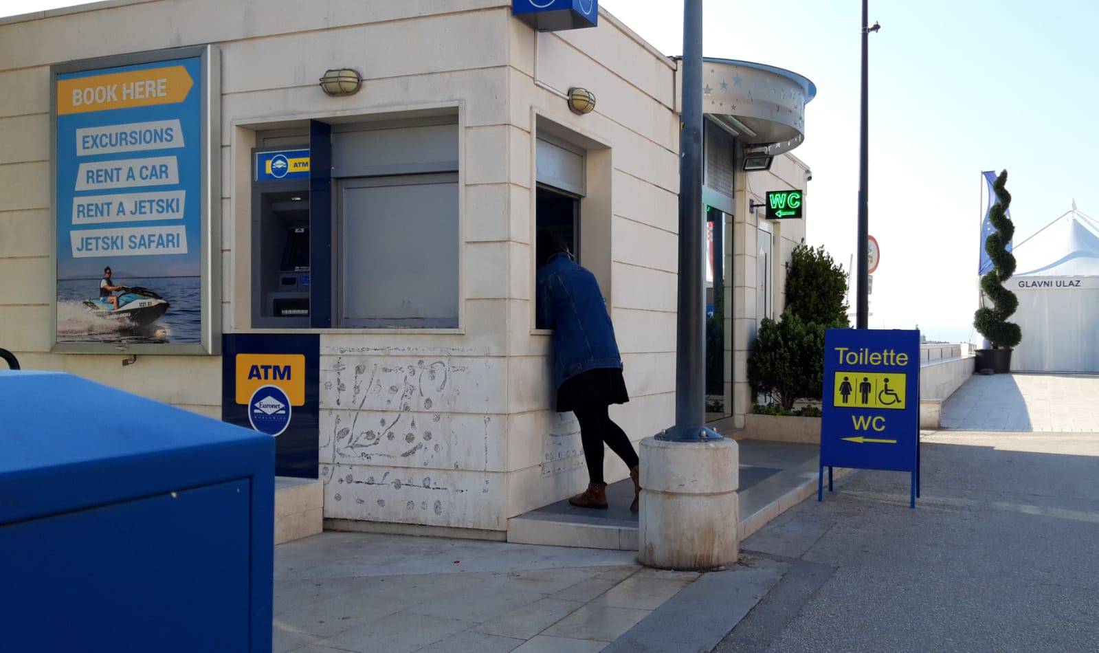 Sad ste zas*ali: WC u Splitu je bankomat i turistička agencija